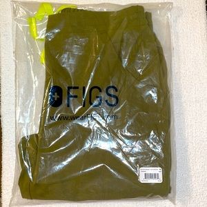 FIGS Scrub Set Martini Olive